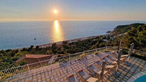 Villa Margaux Kathisma, Breathtaking VIEWS & Unforgettable SUNSETS - Minutes from Most Iconic BEACH