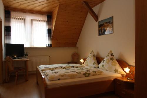 Postel nebo postele na pokoji v ubytování Gästehaus Bourdy