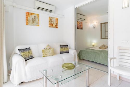 PYR Beach and Pool Views Apartment
