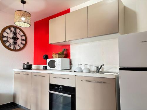 Kuchyň nebo kuchyňský kout v ubytování Yana Room - Centre ville, Studios, espace travail, Wifi fibre