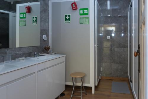 Ένα μπάνιο στο Oporto Sky Hostel