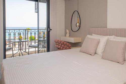 une chambre avec un lit blanc et un balcon dans l'établissement Apartment Ejna, à Dobra Voda