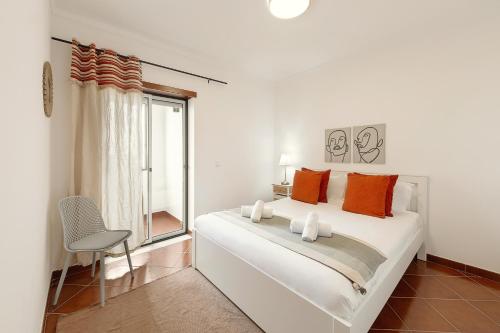 Un dormitorio blanco con una cama grande y una ventana. en Papoa Beach House, en Peniche
