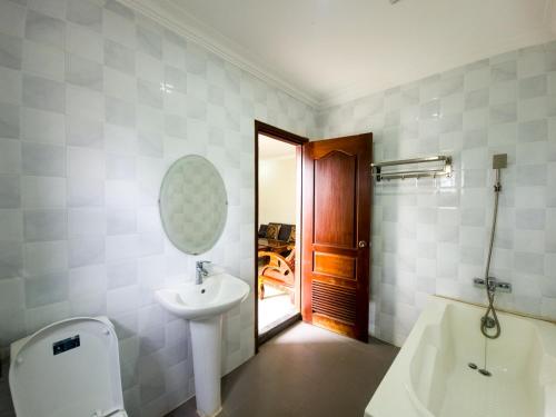 a bathroom with a toilet and a sink and a tub at Siem Reap Local Stay in Phumĭ Réach Born