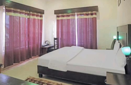 Postel nebo postele na pokoji v ubytování Hotel Ramayana Khajuraho - Family Boutique Hotel