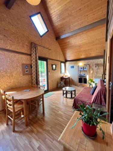 une chambre avec un lit et une table dans une pièce dans l'établissement l'oreille du pelerin - colibri, à Saint-Jacques-des-Arrêts