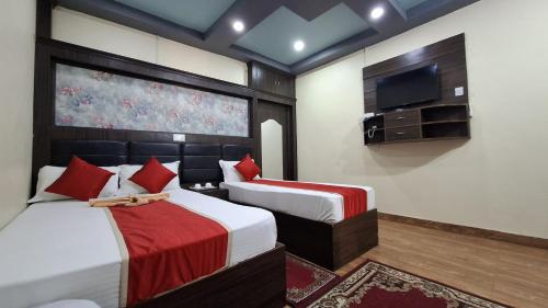 una camera d'albergo con due letti e una televisione di Gaindakot Fun Park and Resort a Maruwā Ghāt