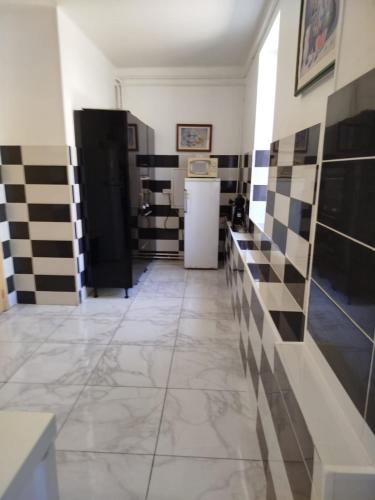 Cette chambre est dotée de carrelage noir et blanc sur le mur. dans l'établissement Château de Clairefontaine du XVIIIème siècle à Garchizy, à Garchizy