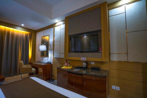 Μια τηλεόραση ή/και κέντρο ψυχαγωγίας στο Royal Mountain Hotel Ulaanbaatar Mongolia