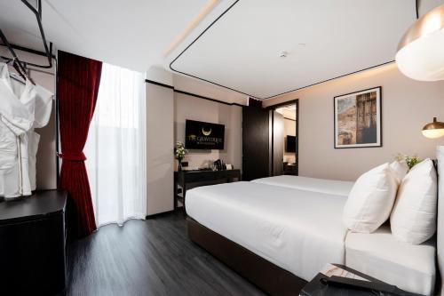 Кровать или кровати в номере The Gravitique Hotel Khaosan