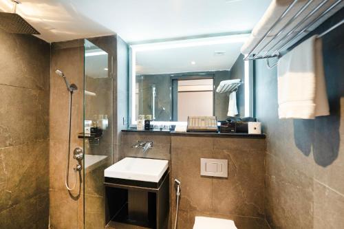 Ванная комната в The Gravitique Hotel Khaosan