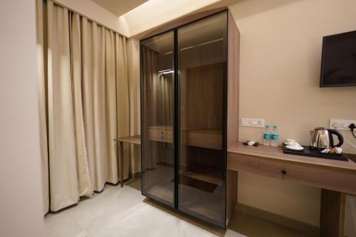 Tetera y cafetera en Hotel Muthahalli Grand