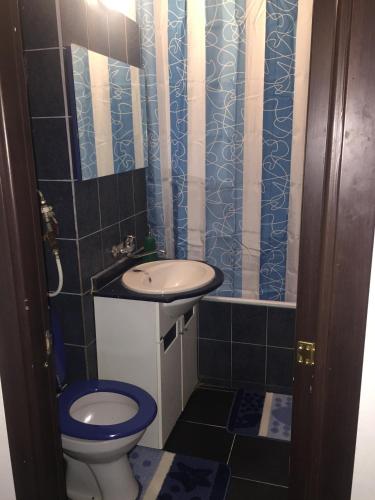 a bathroom with a toilet and a sink at Ultracentral apartament Bacau in Bacău