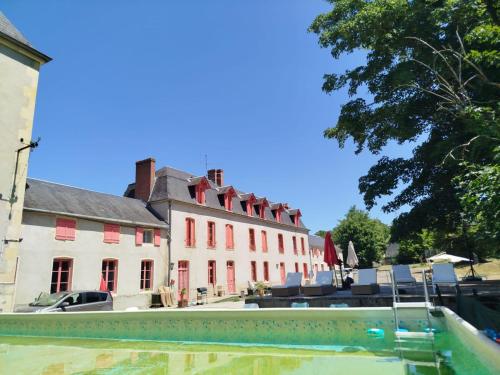 an old building with a pool in front of it at Château de Clairefontaine du XVIIIème siècle à Garchizy in Garchizy