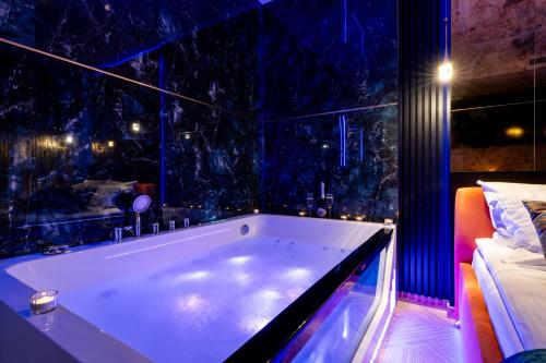 une baignoire dans une pièce avec une grande fenêtre dans l'établissement Stacja Galicja Rooms blisko Energylandia, à Trzebieńczyce