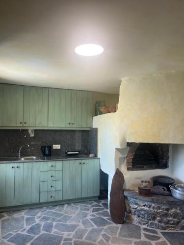 Stone Olympi Lodges - Chios Cozy Hideawaysにあるキッチンまたは簡易キッチン