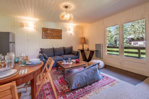 un salon avec un canapé et une table dans l'établissement Cocooning small chaming chalet with garden, à Chamonix-Mont-Blanc