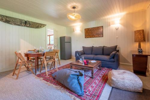 un salon avec un canapé bleu et une table dans l'établissement Cocooning small chaming chalet with garden, à Chamonix-Mont-Blanc