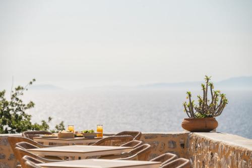 a table with chairs and a view of the ocean at Limeni Village in Limeni