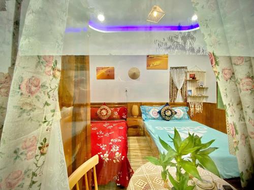 a room with a bed and a table and a window at Sea-Breeze Homestay in Phan Thiet