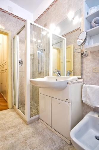 a bathroom with a sink and a shower at Residenza Bistrot De Venise in Venice