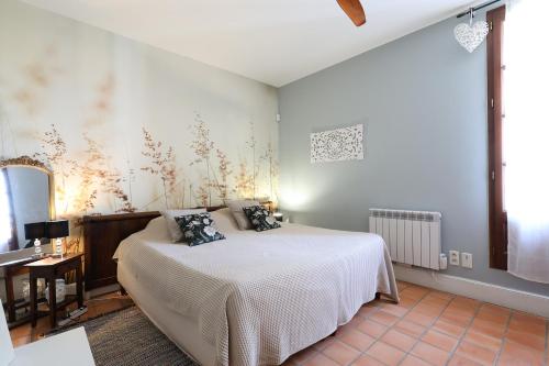 NéffièsにあるMaison Dix Chambres d'hôtes et Espace SPA Bien êtreのベッドと机が置かれた寝室