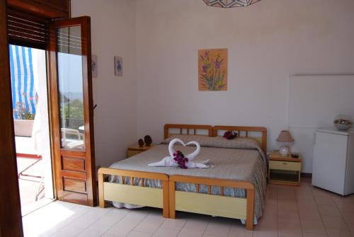 a bedroom with a bed with a swan on it at Baia Unci in Canneto