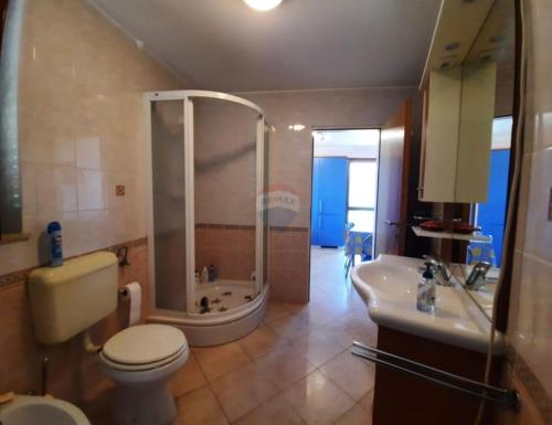 Un baño con ducha, inodoro y lavabo. en Apartman Rudan, en Kavran