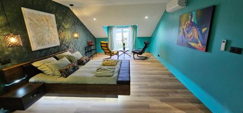 una camera con un letto e una parete blu di Abaca Colors a Saint-Martin-de-Seignanx