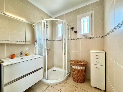 a bathroom with a shower and a sink at L'Escapade du Midi in La Celle-sous-Gouzon