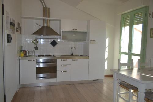 Køkken eller tekøkken på Monolocale Onda Etrusca vacanza per due al mare