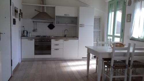 Køkken eller tekøkken på Monolocale Onda Etrusca vacanza per due al mare