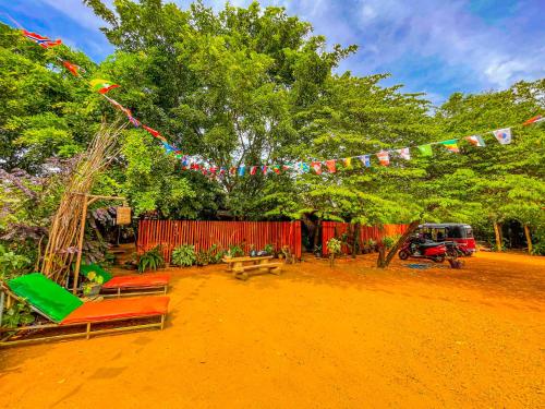 Ein Garten an der Unterkunft Nature Hostel Sigiriya