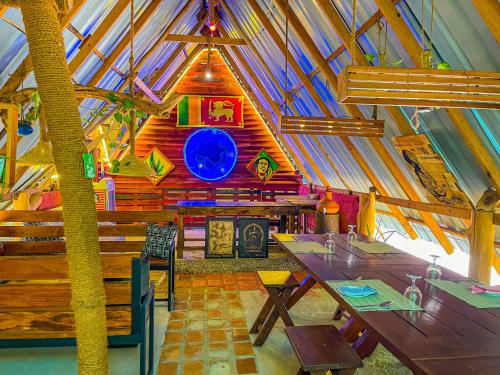 ein Esszimmer mit einem Tisch und einer Decke in der Unterkunft Nature Hostel Sigiriya in Sigiriya