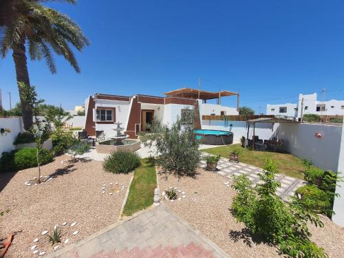 una casa con patio con piscina en Villa Djerba Midoun, en Al Maqārisah