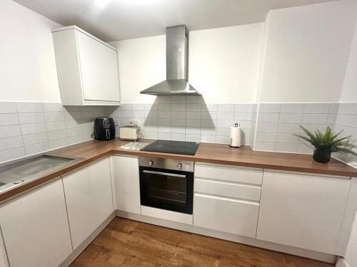 Η κουζίνα ή μικρή κουζίνα στο Modern Flat in Aldershot- sleeps 4