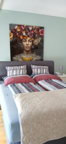 a bedroom with a bed with a painting of a head at Nette, geräumige Ferienwohnung in Wuppertal