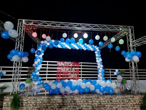 a bunch of blue and white balloons in a boxing ring at Hotel JD Inn 