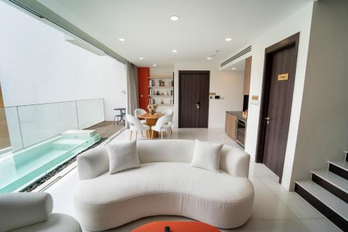 Χώρος καθιστικού στο Senerity Sky Villas By Luminous Luxury Apartment