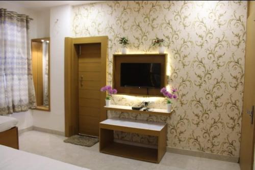TV a/nebo společenská místnost v ubytování Hotel Jai Palace