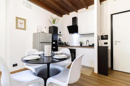 a kitchen and dining room with a table and chairs at Porta Torre - Guest Suite in Como