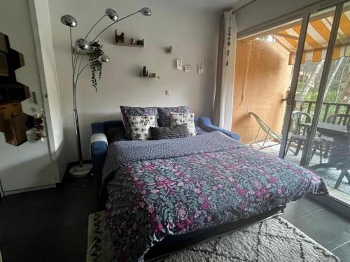 une chambre avec un lit et une fenêtre dans l'établissement Charmant studio Terrasse Piscine, à Sanary-sur-Mer