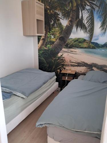 - 2 lits dans une chambre avec vue sur la plage dans l'établissement Évasion Berckoise, à Berck-sur-Mer