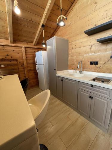 a kitchen with a sink and a refrigerator at اكواخ وشاليهات جولدن الفندقية in Jeddah