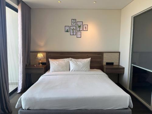 a bedroom with a large bed with white sheets and pillows at PU APEC Phú Yên in Liên Trì (3)