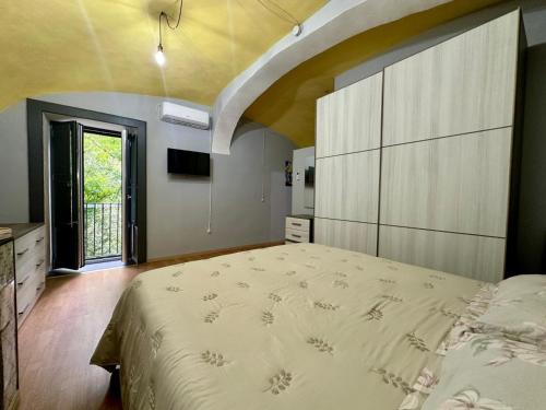 a bedroom with a large bed and a window at Casa Ponte Raddi in Colli al Volturno