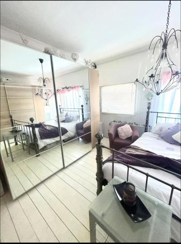 Una cama o camas en una habitación de Private room with en-suite and private entrance