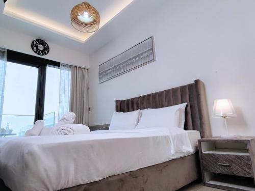 Netflix and Wi-Fi Studio Pool, Gym & City Views