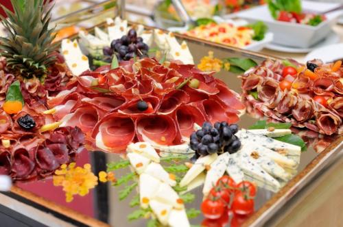 ein paar verschiedene Arten von Speisen am Buffet in der Unterkunft Sądelski Resort Apartments in Zakopane