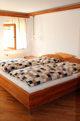 Una cama o camas en una habitación de 2-Zimmer Obstgarten Appartement